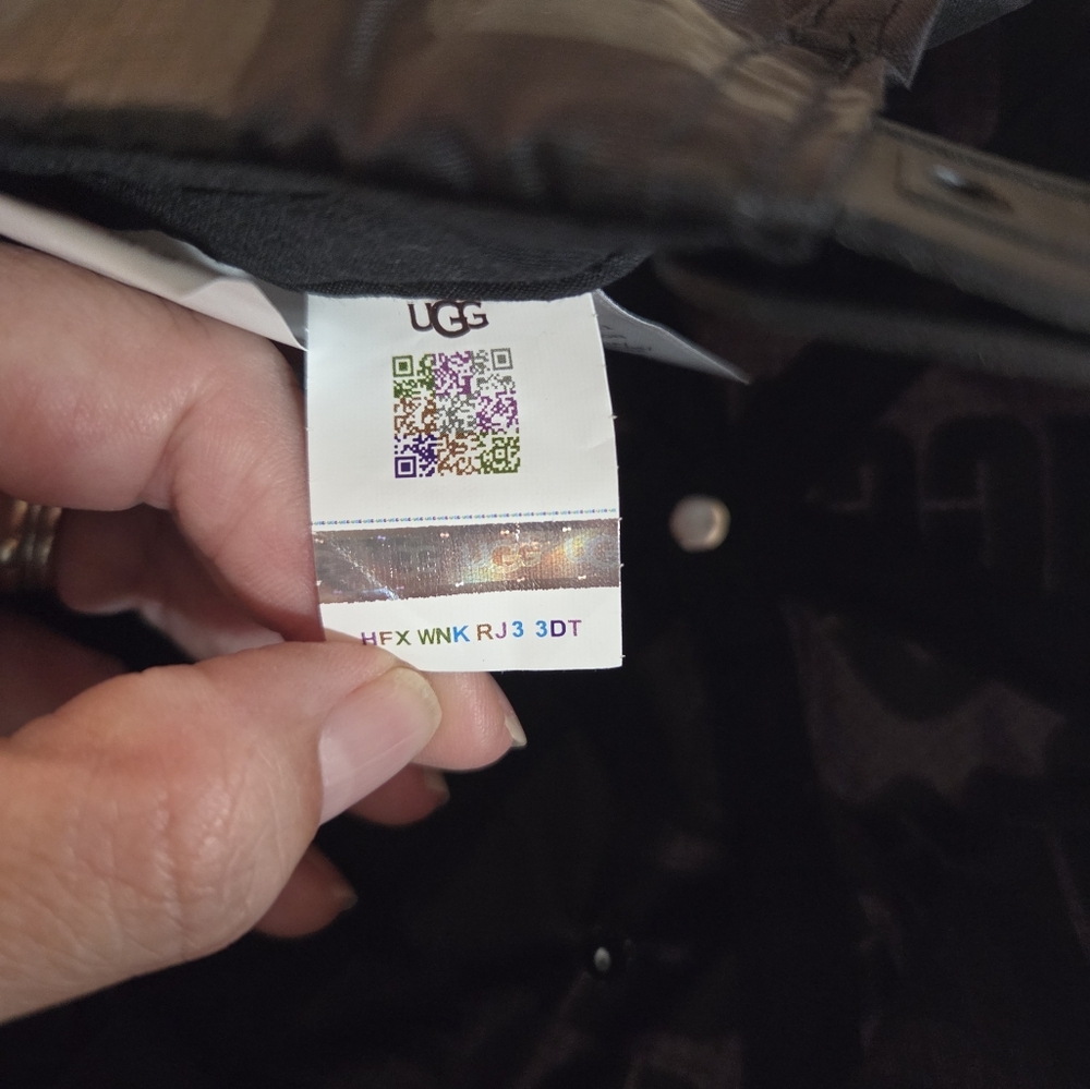 Ugg Black Cap With Subtle Pattern - image 3